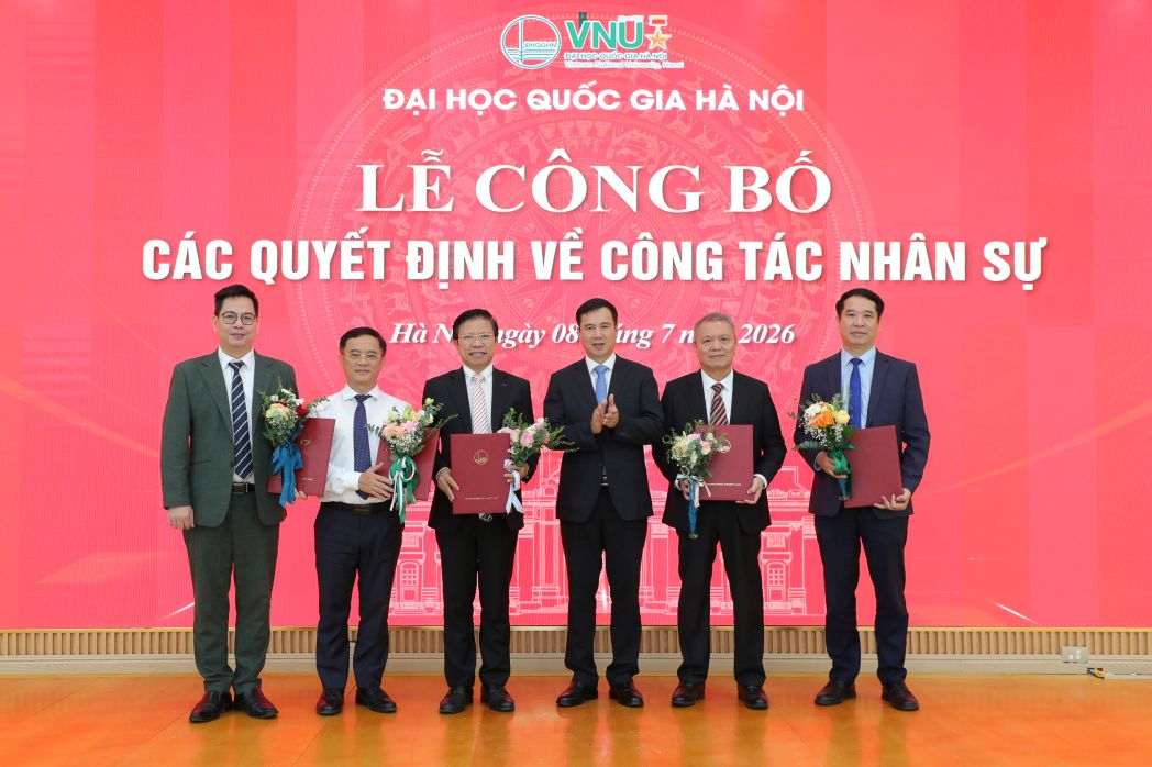 ĐHQGHN trao quyết định bổ nhiệm Hiệu trưởng và 4 Phó Hiệu trưởng Trường Đại học Y Dược